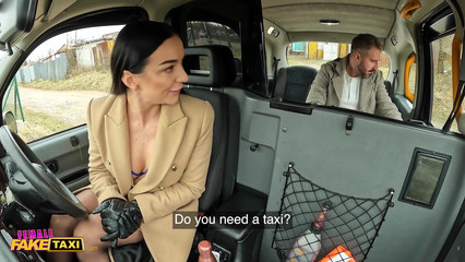 Муж изменяет жене с анальной таксисткой в машине